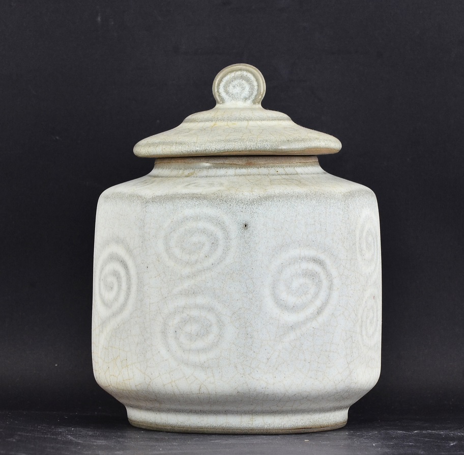 White Octagonal Covered Box, Song Dynasty